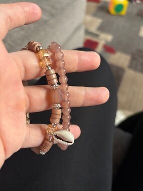 Beige Shell Charm Stretch Bracelet - Women's Fashion Jewelry